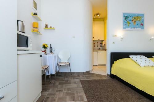 Charming Seafront Apartment Yellow