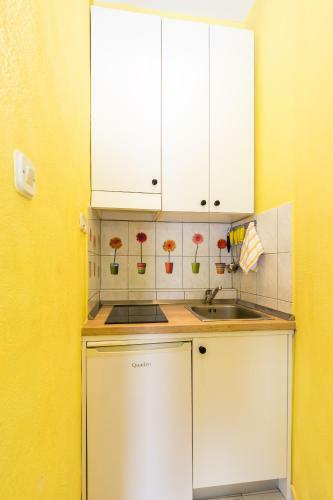 Charming Seafront Apartment Yellow
