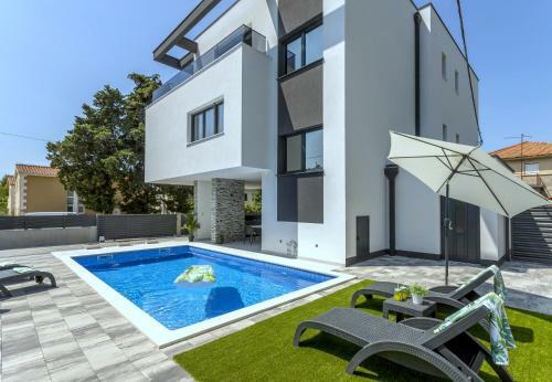 Villa Ema Kastela With Private Heated Pool