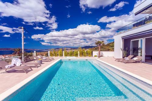 Luxurius Villa Aria With Heated 45sqm Pool, Jacuzzi And Seaview
