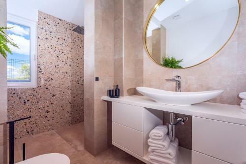 Luxurius Villa Aria With Heated 45sqm Pool, Jacuzzi And Seaview