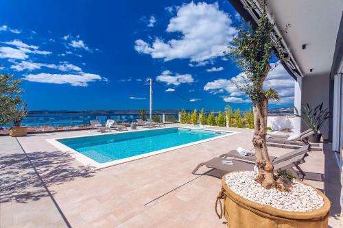 Luxurius Villa Aria With Heated 45sqm Pool, Jacuzzi And Seaview