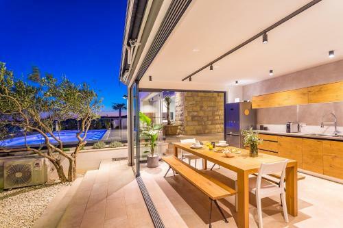 Luxurius Villa Aria With Heated 45sqm Pool, Jacuzzi And Seaview