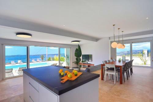Luxurius Villa Aria With Heated 45sqm Pool, Jacuzzi And Seaview