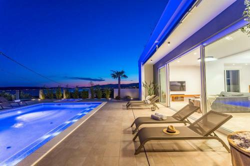 Luxurius Villa Aria With Heated 45sqm Pool, Jacuzzi And Seaview