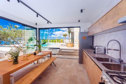 Luxurius Villa Aria With Heated 45sqm Pool, Jacuzzi And Seaview