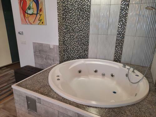Romantic Jacuzzi Luxury Apartment