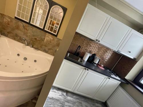 Romantic Jacuzzi Chic Apartment