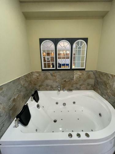 Romantic Jacuzzi Chic Apartment