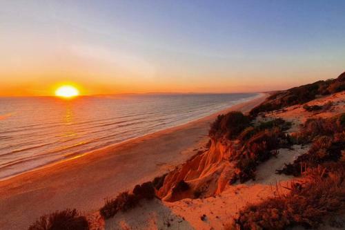 Secluded Beach House @praia Da Gal�
