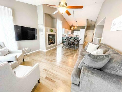 Villa 2 Master Suites! Pet Friendly With Mtn Views