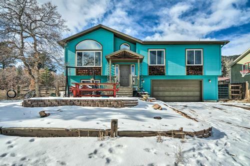Colorful Abode With Deck Near Palmer Lake!