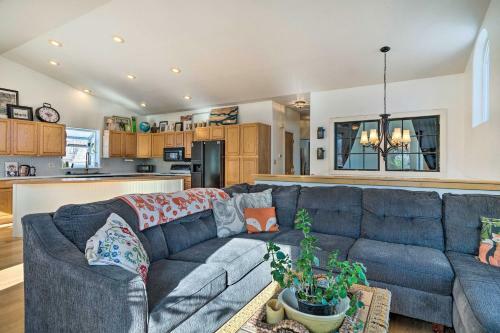 Colorful Abode With Deck Near Palmer Lake!