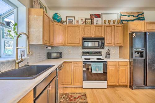 Colorful Abode With Deck Near Palmer Lake!