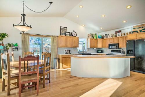 Colorful Abode With Deck Near Palmer Lake!