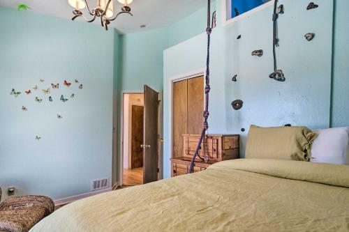 Colorful Abode With Deck Near Palmer Lake!