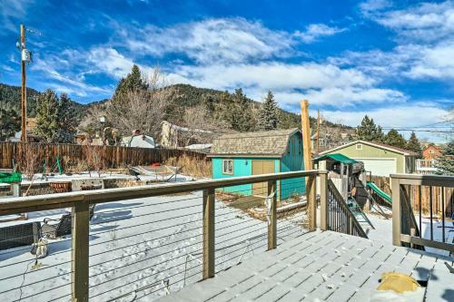 Colorful Abode With Deck Near Palmer Lake!