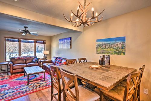 Pet-friendly Townhome With Grill And Mtn Views!