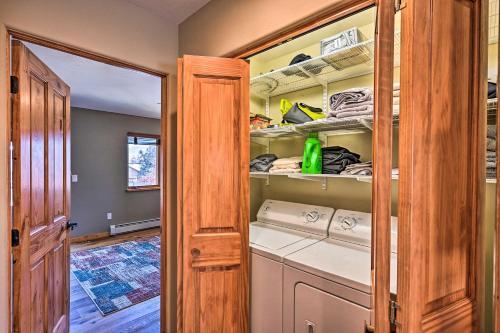 Pet-friendly Townhome With Grill And Mtn Views!