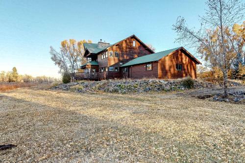 Lazy River Ranch House & Guest House