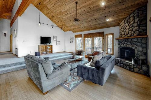 Lazy River Ranch House & Guest House
