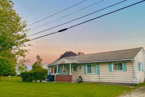 Bright Coastal Cottage 600 To Private Beach!