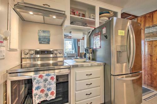 Bright Coastal Cottage 600 To Private Beach!