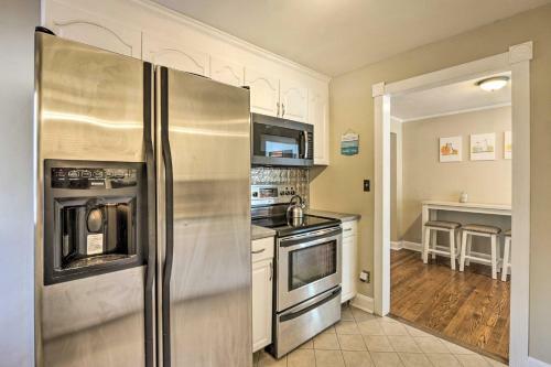 House With Fire Pit And Hot Tub Less Than 2 Mi To Lakes!