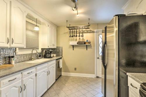 House With Fire Pit And Hot Tub Less Than 2 Mi To Lakes!