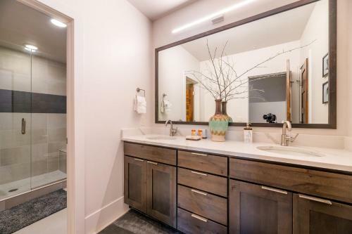 Stunning Mountain Views - 2br Townhouse - Fireplace!