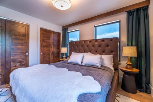 Stunning Mountain Views - 2br Townhouse - Fireplace!