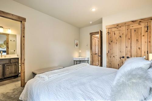 Luxurious Silverthorne Home With Patio Ski On-site!