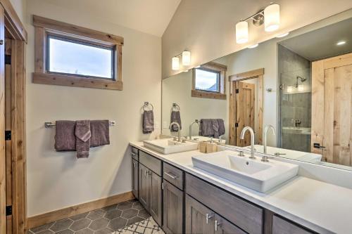 Luxurious Silverthorne Home With Patio Ski On-site!