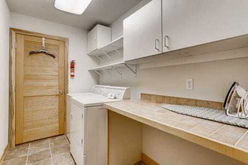 Snowy Paws At Eagles Nest Townhome