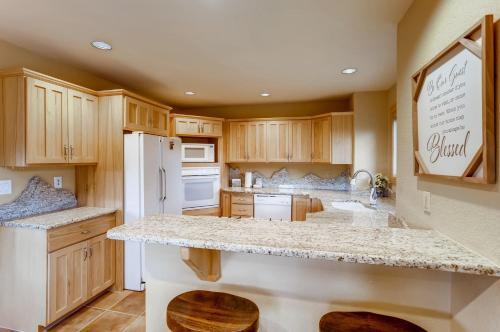 Snowy Paws At Eagles Nest Townhome