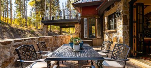 Twin Elk By Exceptional Stays