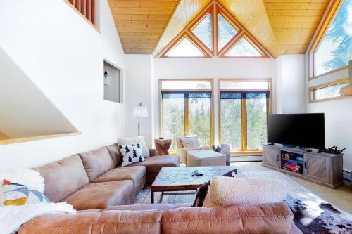 3 Eagle's Nest Court
