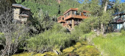 Downtown Modern Creekside By Exceptional Stays