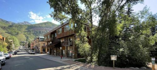 Downtown Modern Creekside By Exceptional Stays