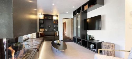 Downtown Modern Creekside By Exceptional Stays