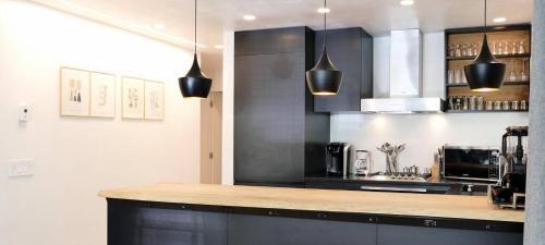 Downtown Modern Creekside By Exceptional Stays