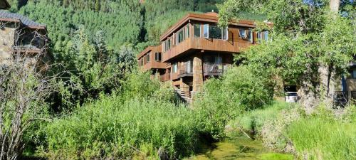 Downtown Modern Creekside By Exceptional Stays