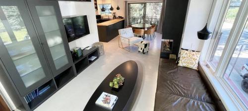 Downtown Modern Creekside By Exceptional Stays
