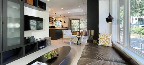 Downtown Modern Creekside By Exceptional Stays