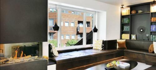 Downtown Modern Creekside By Exceptional Stays