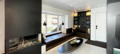 Downtown Modern Creekside By Exceptional Stays
