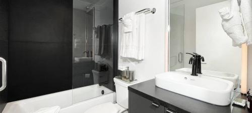 Downtown Modern Creekside By Exceptional Stays