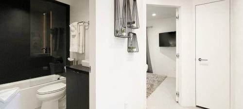 Downtown Modern Creekside By Exceptional Stays