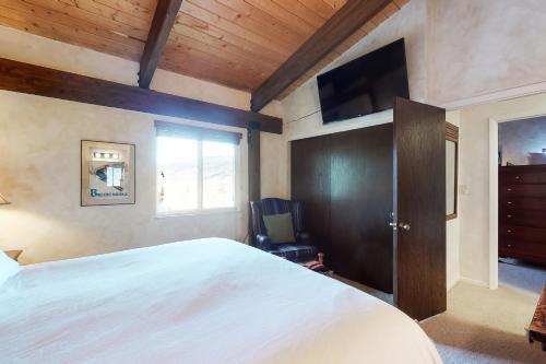 Buffalo Mountain View & Country Peak Views