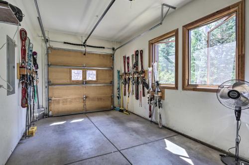Upscale Ski-in And Ski-out Escape With Deck And Grill